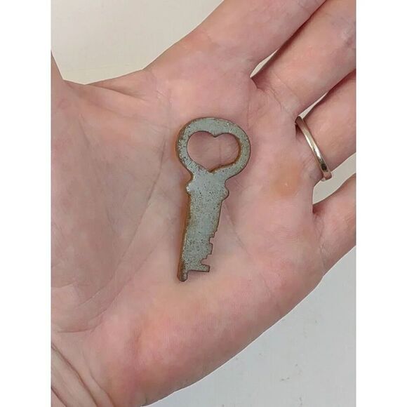 Vintage Flat Heart Key Steamer Trunk - Picture 7 of 10